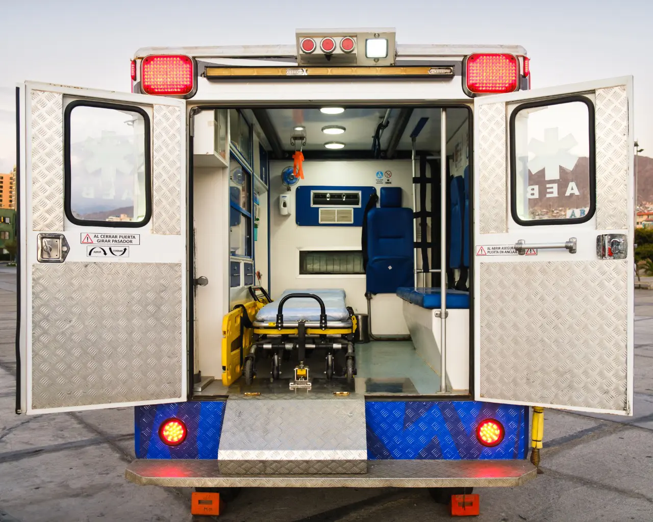 ambulancia abierta mostrando equipamiento